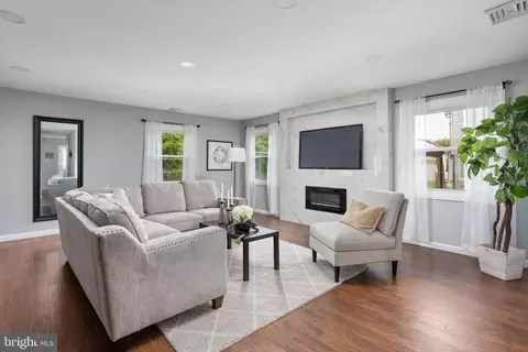 24 Express Ln, Willingboro, NJ 08046