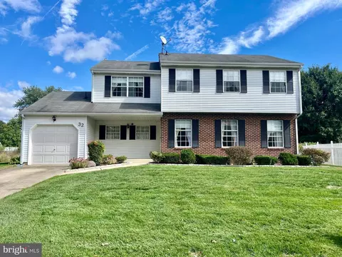 32 Stratford La, Mount Laurel, NJ 08054