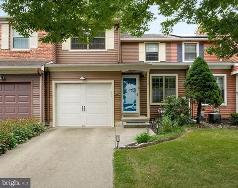 114 Farnwood Rd, Mount Laurel, NJ 08054