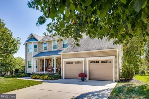 8 Fox Run Dr, Mount Laurel, NJ 08054