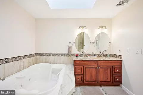 Bath - 16 Roberts Dr, Westampton, NJ 08060 photo 2 of 5