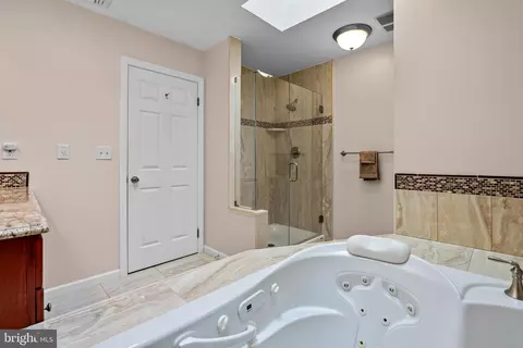 Bath - 16 Roberts Dr, Westampton, NJ 08060 photo 4 of 5