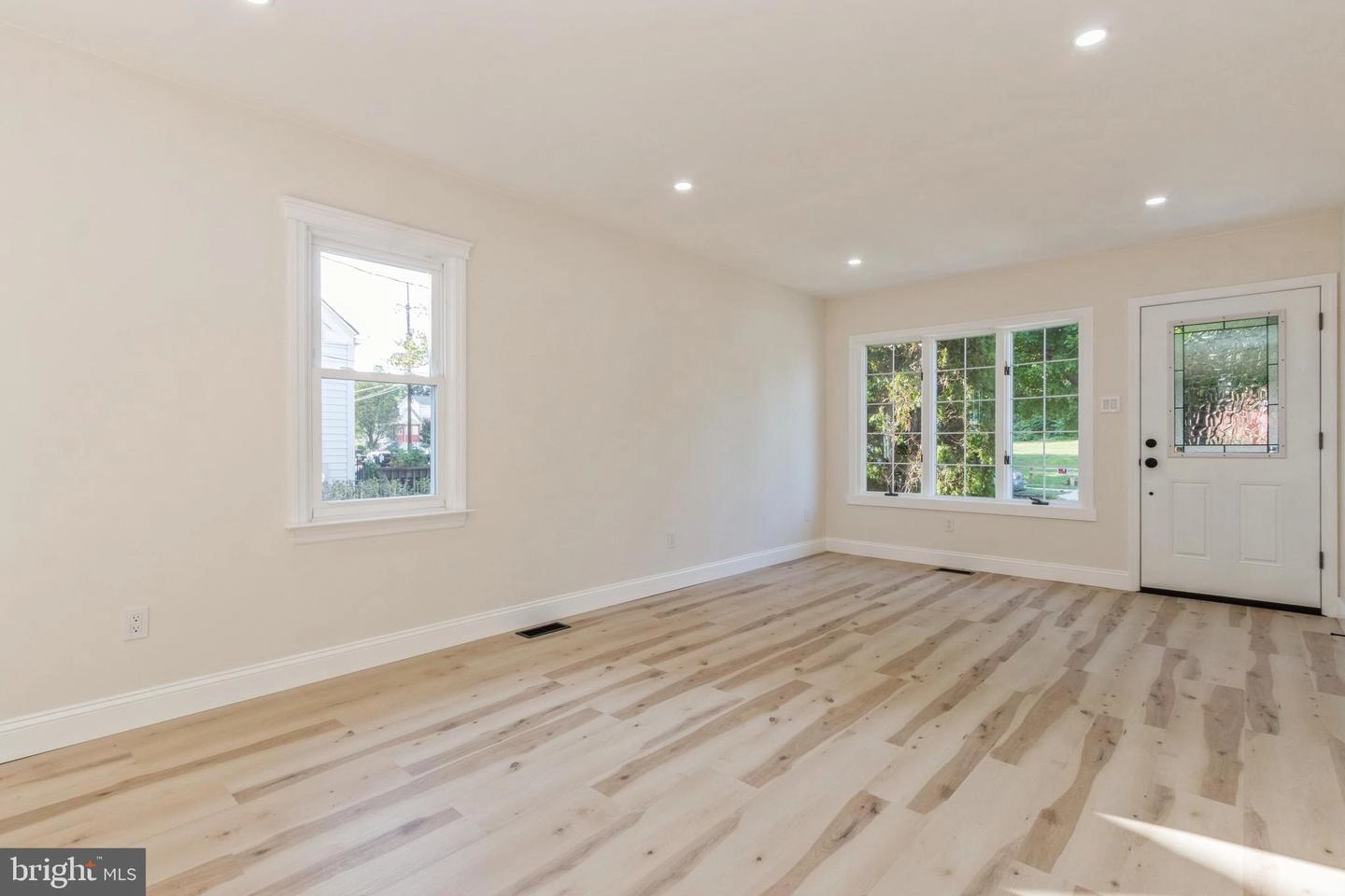Living - 36 E Linwood Ave, Maple Shade, NJ 08052 photo 2 of 4