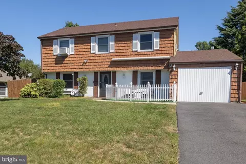 5 Midfield Ln, Willingboro, NJ 08046