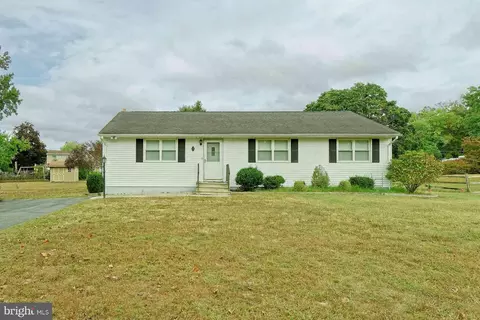 4 Ridgeway Ln, Southampton, NJ 08088
