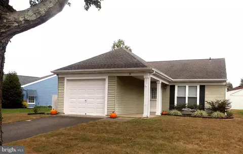 32 Stratford Rd, Southampton, NJ 08088