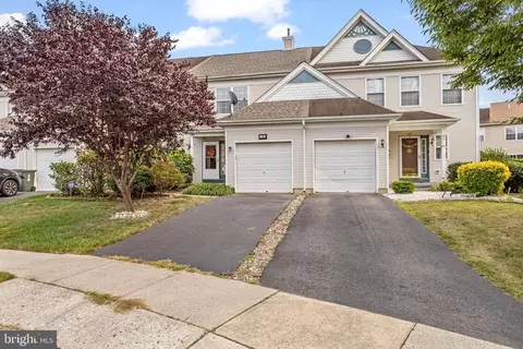 19 Stratford Ct, Burlington, NJ 08016