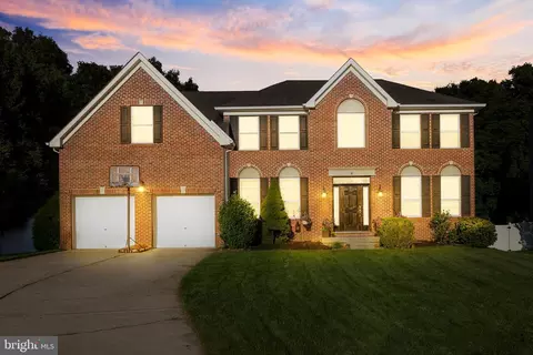 8 Chaucer Cir, Hainesport, NJ 08036