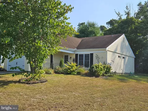 25 New Castle Dr, Southampton, NJ 08088