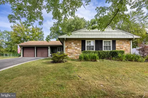 89 Genesee Ln, Willingboro, NJ 08046