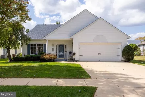 4 Lantern Ln, Columbus, NJ 08022