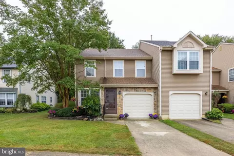 10 Miniver Ct, Mount Laurel, NJ 08054