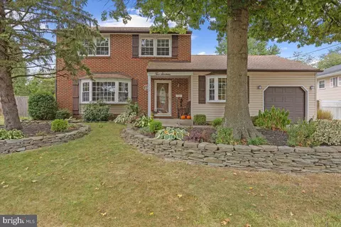 216 Countryside Ln, Mount Laurel, NJ 08054