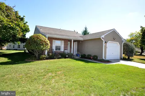 4 Falmouth Dr, Mount Laurel, NJ 08054