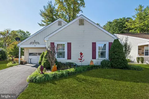 50 Buckingham Dr, Southampton, NJ 08088