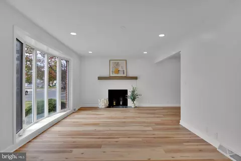 Living - 71 S Maple Ave, Marlton, NJ 08053 photo 3 of 6