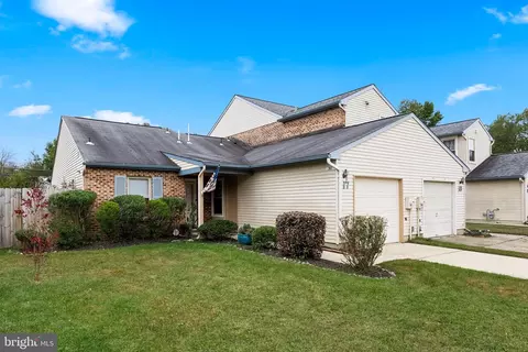 17 E Oleander Dr, Mount Laurel, NJ 08054