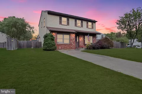 120 Thornwood Dr, Marlton, NJ 08053