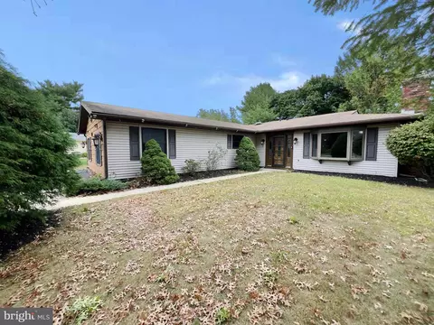 8 Stafford Ct, Mount Holly, NJ 08060