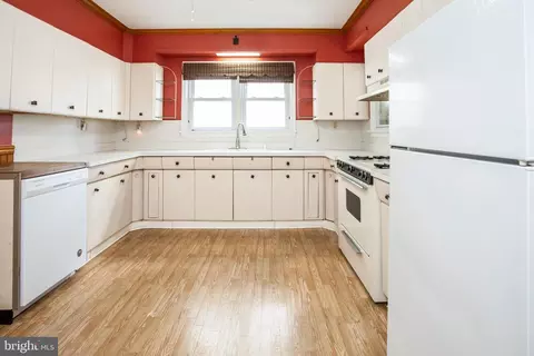 Kitchen - 527 Broad St, Beverly, NJ 08010 photo 2 of 3