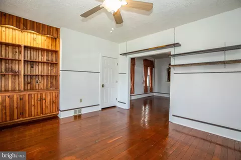 Living - 527 Broad St, Beverly, NJ 08010 photo 2 of 3