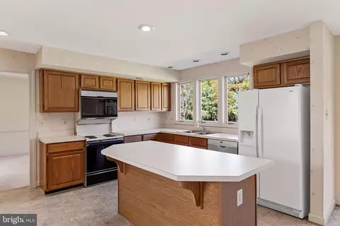 Kitchen - 16 Byron Dr, Mount Laurel, NJ 08054 photo 2 of 4