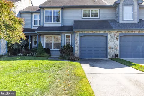 8 Kenton Pl, Mount Laurel, NJ 08054