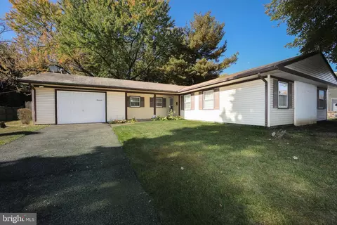 19 Edge Ln, Willingboro, NJ 08046