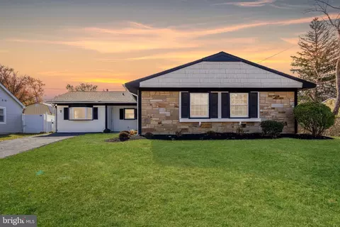 7 Expert Ln, Willingboro, NJ 08046