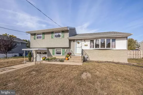 11 Sycamore Dr, Burlington, NJ 08016