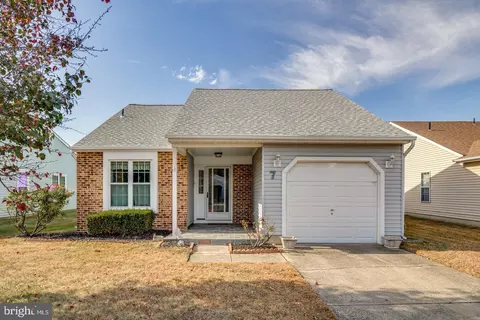 7 White Stone Ct, Mount Laurel, NJ 08054