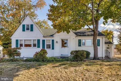 15 N Holly Ave, Maple Shade, NJ 08052