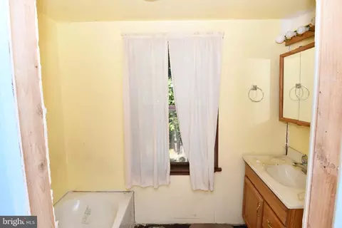 Entry Way - 728 Cooper St, Beverly, NJ 08010 photo 4 of 5