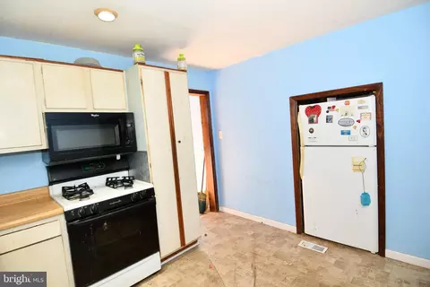 Entry Way - 728 Cooper St, Beverly, NJ 08010 photo 1 of 5