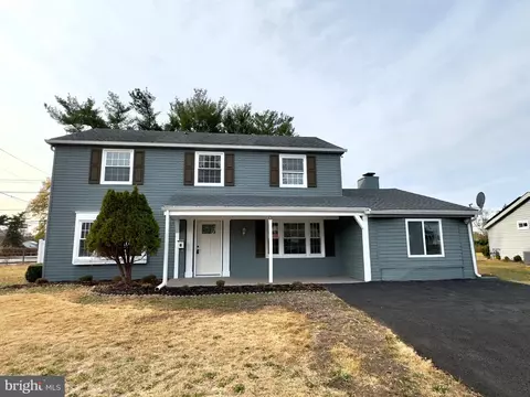 8 Stirrup Ln, Willingboro, NJ 08046