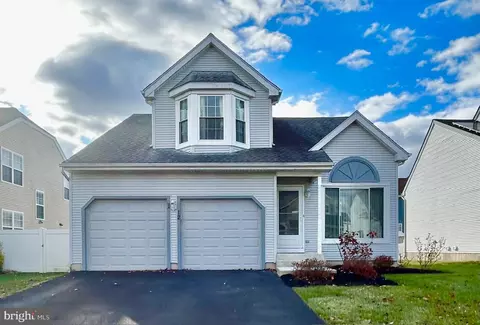 12 Dryden Dr, Burlington, NJ 08016