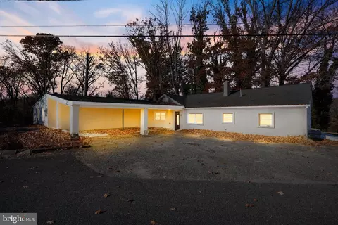 8 Lakeside Dr, Medford, NJ 08055