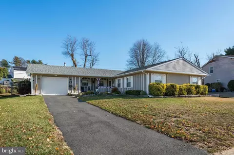 19 Tioga Ln, Willingboro, NJ 08046