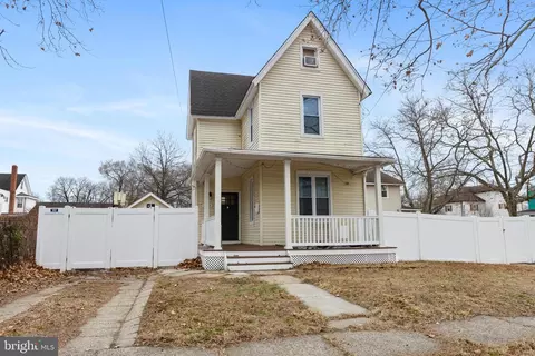 320 W 5th St, Palmyra, NJ 08065