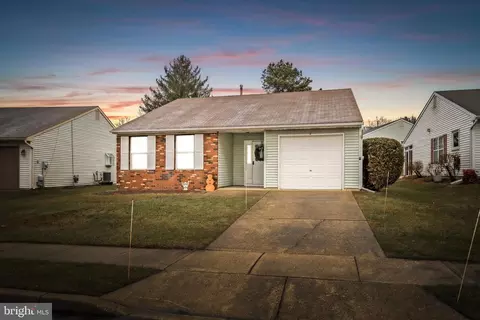 8 Pine Brook Ct, Columbus, NJ 08022