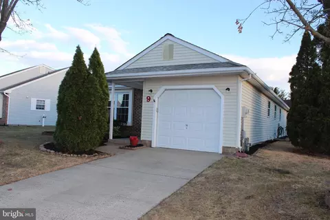 9 Sheppards La, Mount Laurel, NJ 08054