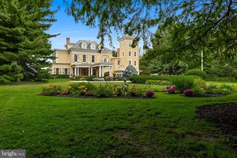 445 Cottage Ave, Edgewater Park, NJ 08010