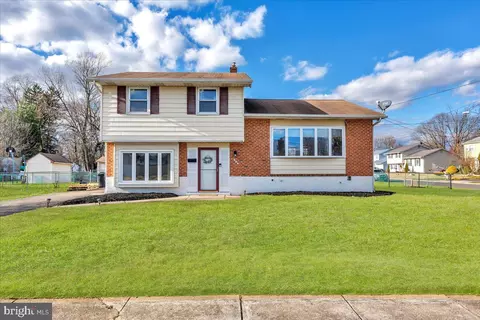 317 Colonial Rd, Edgewater Park, NJ 08010