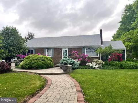 68 Riverside Ave, Roebling, NJ 08554