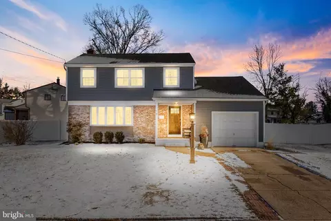 18 Charter Oak Ln, Marlton, NJ 08053