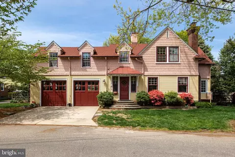 16 Carriage House Ln, Riverton, NJ 08077
