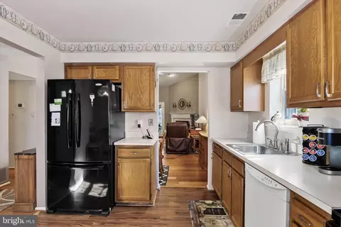 Entry Way - 20 E Oleander Dr, Mount Laurel, NJ 08054 photo 2 of 5