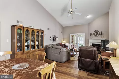 Entry Way - 20 E Oleander Dr, Mount Laurel, NJ 08054 photo 4 of 5