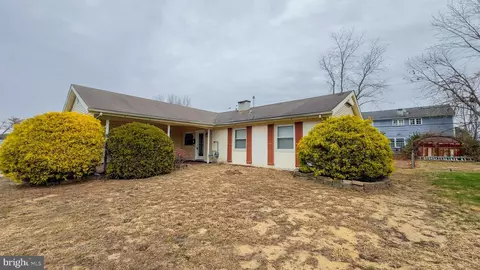 18 Blueberry Ln, Willingboro, NJ 08046