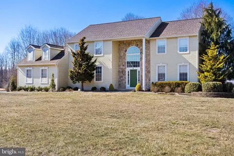 8 Hunters Glenn Dr, Columbus, NJ 08022
